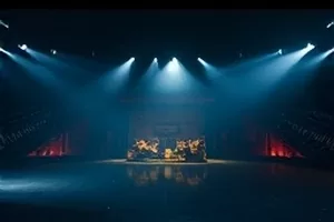 《月落码头》夜色里亮着灯的装卸区
